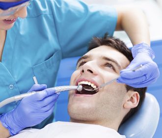 centro-dental-epadent-hombre-en-blanqueamiento-dental