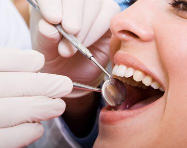 centro-dental-epadent-mujer-en-revision-odontologica